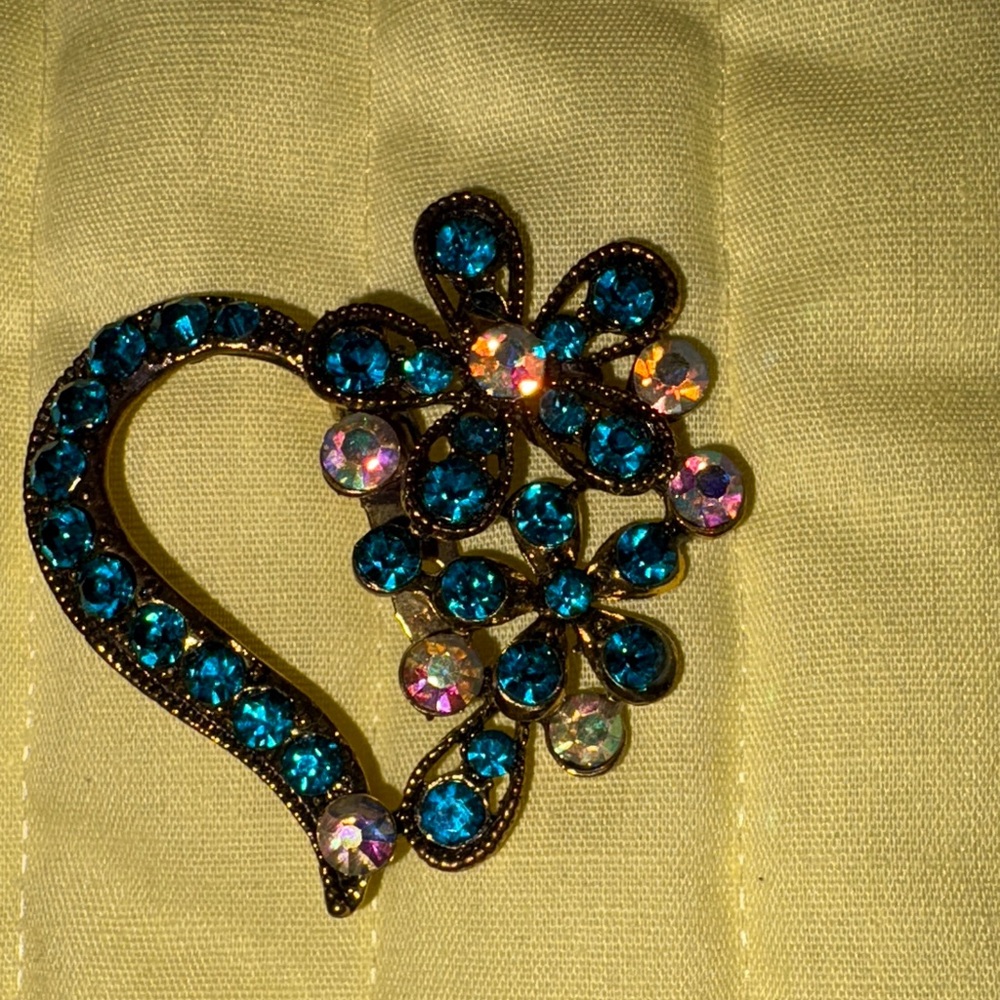 Pin, blue w/MOP crystals rhinestones in heart shape w/ flowers. $10